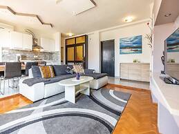 Comfortable 3 Bedroom Apartment in Makarska