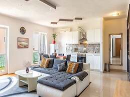 Comfortable 3 Bedroom Apartment in Makarska