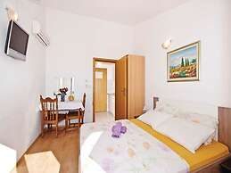 Cozy 1 Bedroom Apartment in Makarska