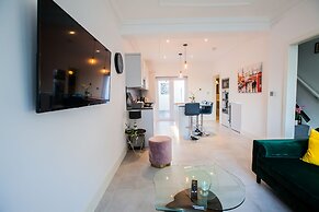 Surbiton Luxury Garden House 19A