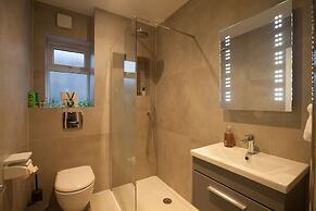 Surbiton Luxury Garden House 19A