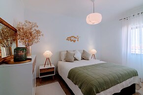 Holiday 1 Bed Apartment With Pool in Albufeira