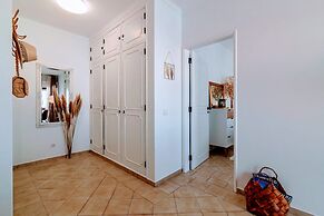 Holiday 1 Bed Apartment With Pool in Albufeira