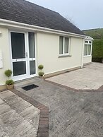 Beautiful 2 Bed Bungalow in Laugharne Situated