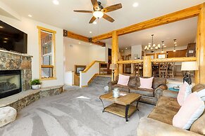 8201 Mill Creek - Private Hot Tub! 3 Bedroom Condo by RedAwning