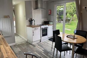 2-bed Cabin Sleeps 4 -small Pets Ok -free Parking