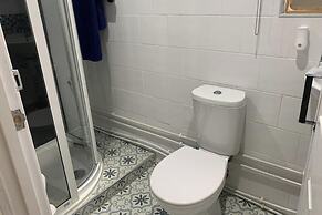2-bed Cabin Sleeps 4 -small Pets Ok -free Parking