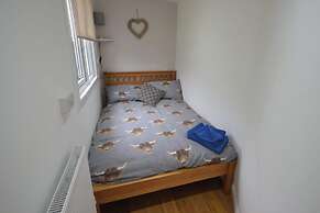 2-bed Cabin Sleeps 4 -small Pets Ok -free Parking
