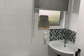 2-bed Cabin Sleeps 4 -small Pets Ok -free Parking