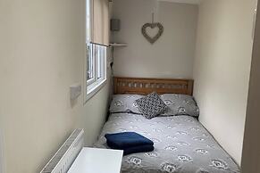 2-bed Cabin Sleeps 4 -small Pets Ok -free Parking