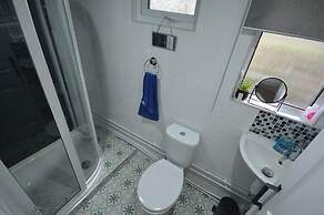 2-bed Cabin Sleeps 4 -small Pets Ok -free Parking