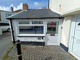1 Bed Cottage - Sleeps 2 - Parking - Wifi
