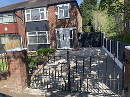 Charming 3-bed House Near Central Manchester