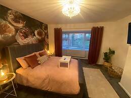 Charming 3-bed House Near Central Manchester