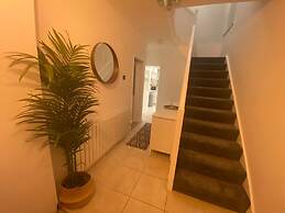 Charming 3-bed House Near Central Manchester