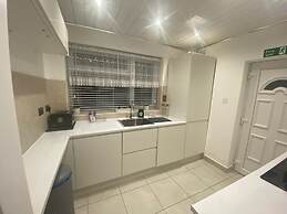 Charming 3-bed House Near Central Manchester