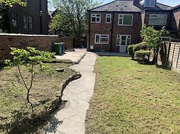 Charming 3-bed House Near Central Manchester
