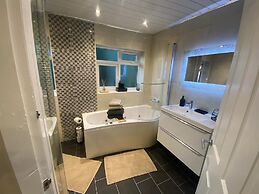 Charming 3-bed House Near Central Manchester
