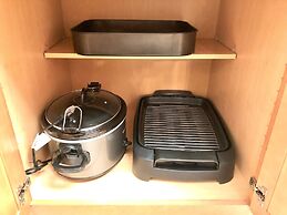 301 - Super Clean & Beautiful. Pools, Gym, Lake