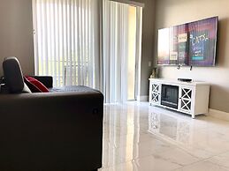 301 - Super Clean & Beautiful. Pools, Gym, Lake