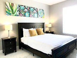 301 - Super Clean & Beautiful. Pools, Gym, Lake