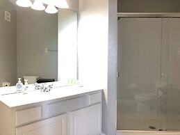 301 - Super Clean & Beautiful. Pools, Gym, Lake