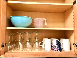 301 - Super Clean & Beautiful. Pools, Gym, Lake