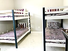 301 - Super Clean & Beautiful. Pools, Gym, Lake