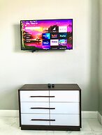 301 - Super Clean & Beautiful. Pools, Gym, Lake