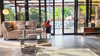 La Residencia by Villa Alejandro