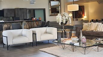 La Residencia by Villa Alejandro