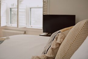 Hill Road Manor Bed & Breakfast