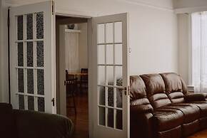 Hill Road Manor Bed & Breakfast