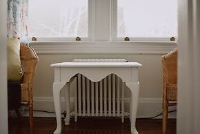 Hill Road Manor Bed & Breakfast