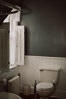 Hill Road Manor Bed & Breakfast