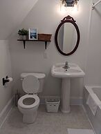 Hill Road Manor Bed & Breakfast