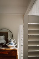 Hill Road Manor Bed & Breakfast