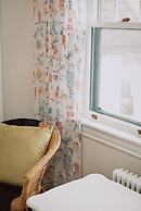 Hill Road Manor Bed & Breakfast