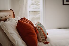 Hill Road Manor Bed & Breakfast