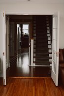 Hill Road Manor Bed & Breakfast