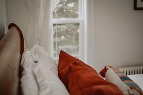 Hill Road Manor Bed & Breakfast