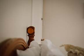 Hill Road Manor Bed & Breakfast