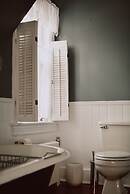 Hill Road Manor Bed & Breakfast