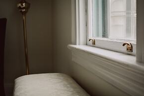 Hill Road Manor Bed & Breakfast