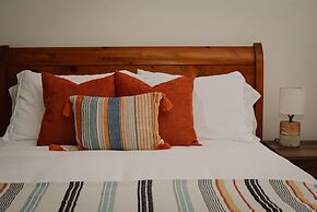 Hill Road Manor Bed & Breakfast