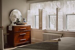 Hill Road Manor Bed & Breakfast