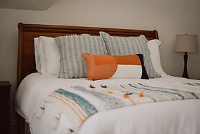 Hill Road Manor Bed & Breakfast