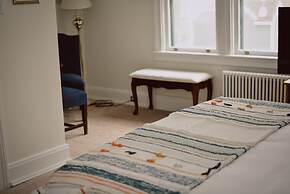 Hill Road Manor Bed & Breakfast