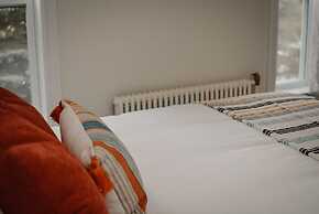 Hill Road Manor Bed & Breakfast