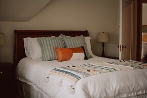 Hill Road Manor Bed & Breakfast